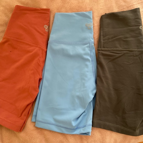 Aritzia TNA Cheeky High Rise Biker Shorts - Picture 2 of 3